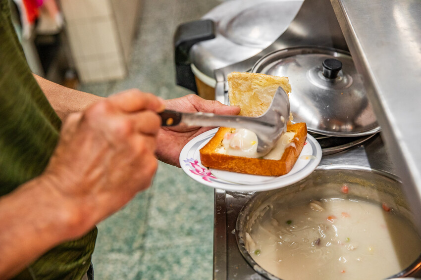 台南市中西區赤崁棺材板｜揚名海外棺材板始祖！傳承四代超過80年老店