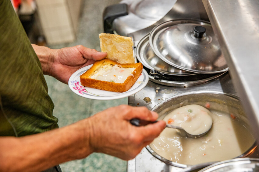 台南市中西區赤崁棺材板｜揚名海外棺材板始祖！傳承四代超過80年老店