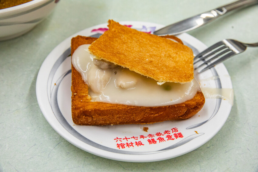 台南市中西區赤崁棺材板｜揚名海外棺材板始祖！傳承四代超過80年老店