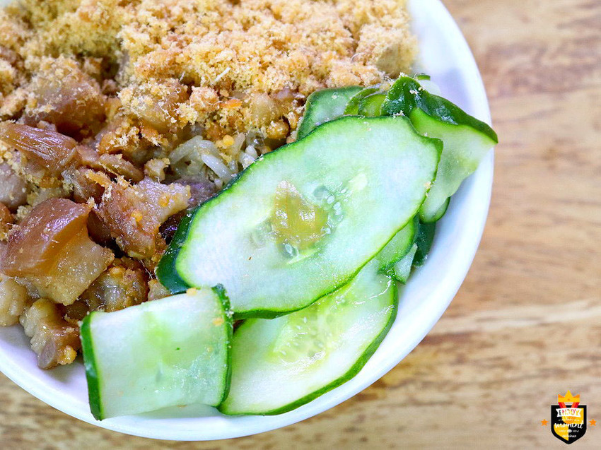 台南米糕／無招牌傍晚才營業／60多年老店／每日竹桶蒸煮米糕／保留古早味粽葉米糕／在地人從小吃到大／用餐時段人潮滿滿