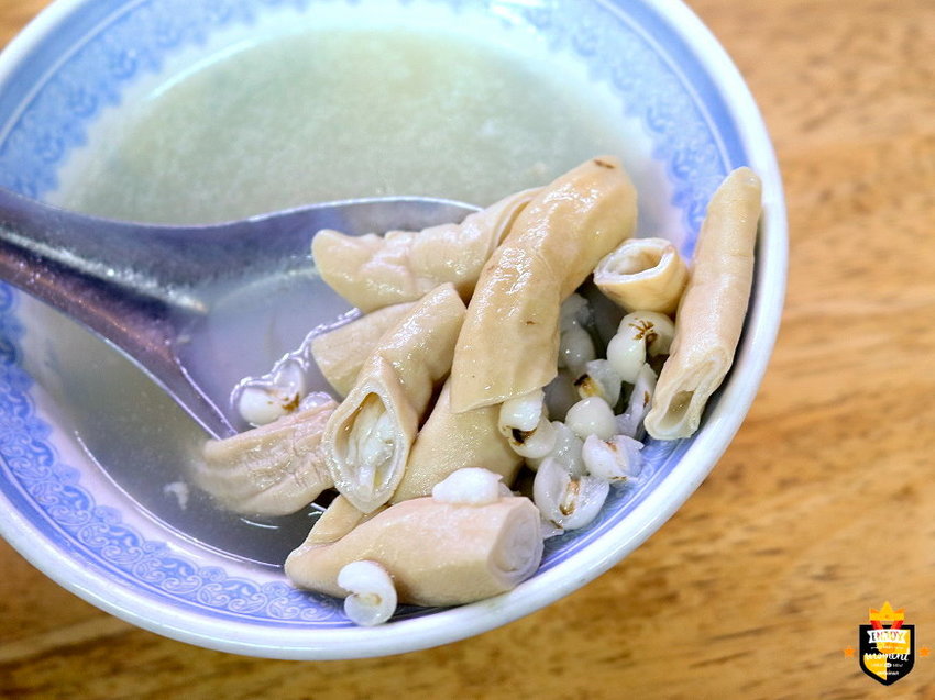 台南米糕／無招牌傍晚才營業／60多年老店／每日竹桶蒸煮米糕／保留古早味粽葉米糕／在地人從小吃到大／用餐時段人潮滿滿