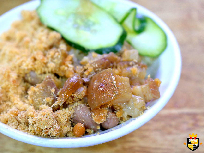 台南米糕／無招牌傍晚才營業／60多年老店／每日竹桶蒸煮米糕／保留古早味粽葉米糕／在地人從小吃到大／用餐時段人潮滿滿