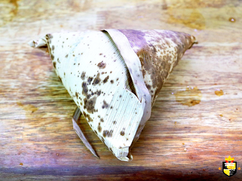 台南米糕／無招牌傍晚才營業／60多年老店／每日竹桶蒸煮米糕／保留古早味粽葉米糕／在地人從小吃到大／用餐時段人潮滿滿