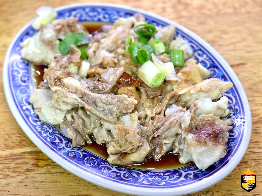 台南米糕／無招牌傍晚才營業／60多年老店／每日竹桶蒸煮米糕／保留古早味粽葉米糕／在地人從小吃到大／用餐時段人潮滿滿