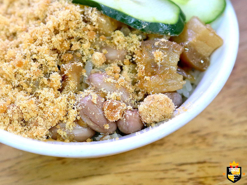 台南米糕／無招牌傍晚才營業／60多年老店／每日竹桶蒸煮米糕／保留古早味粽葉米糕／在地人從小吃到大／用餐時段人潮滿滿