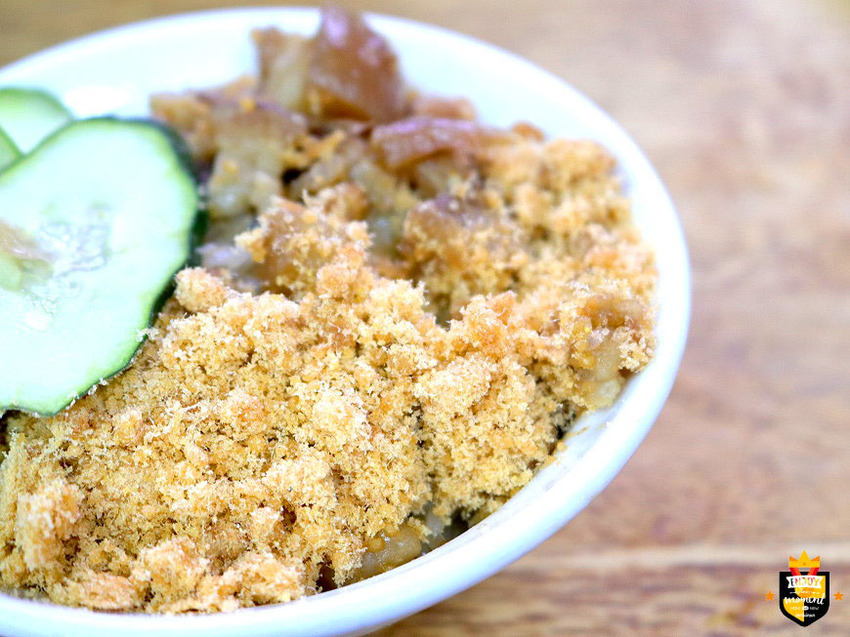 台南米糕／無招牌傍晚才營業／60多年老店／每日竹桶蒸煮米糕／保留古早味粽葉米糕／在地人從小吃到大／用餐時段人潮滿滿