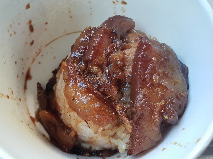 【台中.清水】王塔米糕VS阿財米糕。王塔停車方便有中藥香氣。阿財魯肉超軟嫩綿密口感超棒