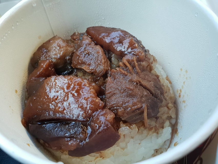 【台中.清水】王塔米糕VS阿財米糕。王塔停車方便有中藥香氣。阿財魯肉超軟嫩綿密口感超棒