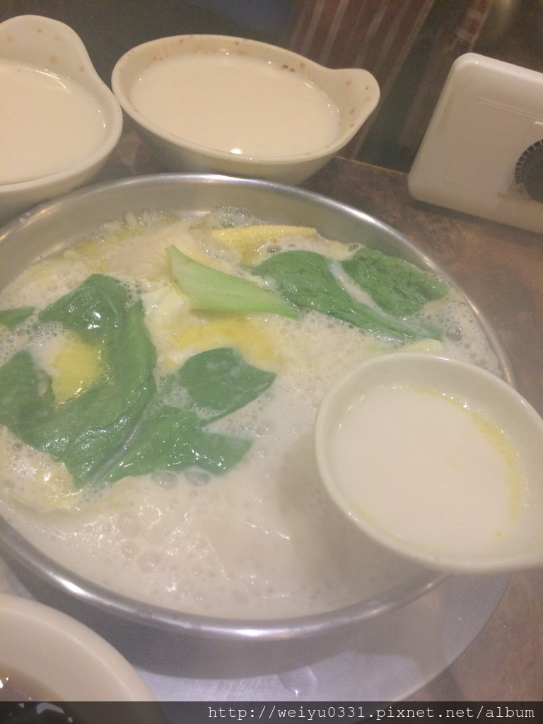 捷運民權西路站超人氣美食、承德路必吃小火鍋-《鍋媽媽》牛奶鍋!