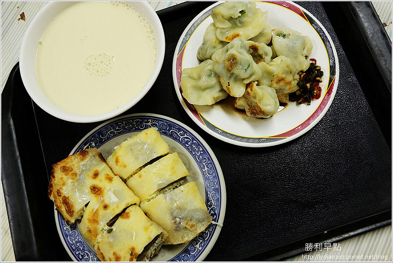 【食記│台南】勝利早點~深夜也要吃的早餐，不是賣早點的嗎?為什麼深夜人潮還是大爆滿呢?