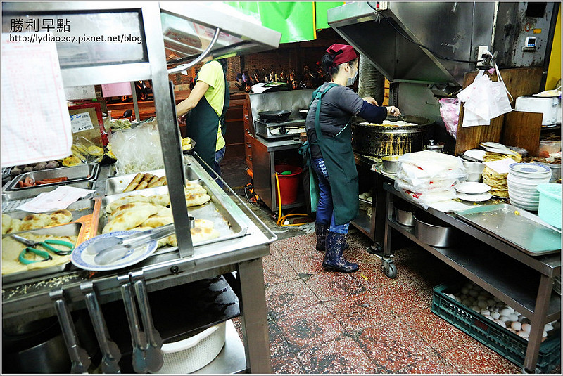 【食記│台南】勝利早點~深夜也要吃的早餐，不是賣早點的嗎?為什麼深夜人潮還是大爆滿呢?