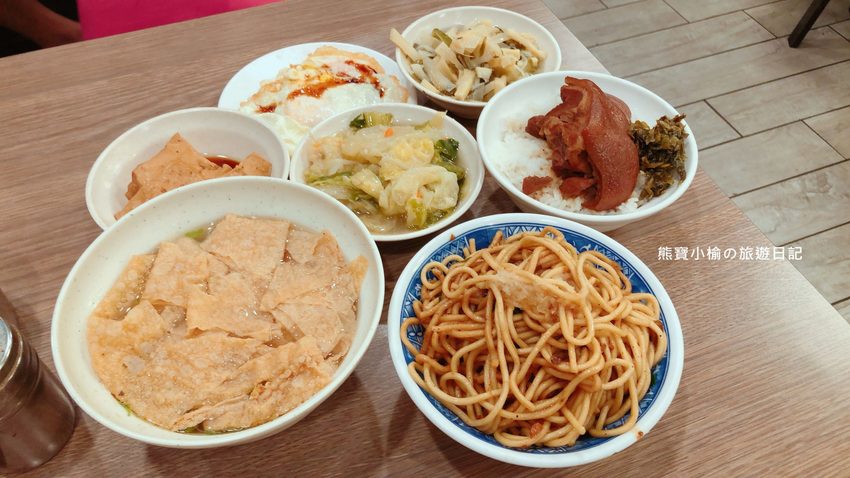 夜間部爌肉飯,台中西區精誠路晚餐宵夜必吃美食,價格平價選擇多,生意好到一位難求,內文附詳細菜單。 @熊寶小榆の旅遊日記