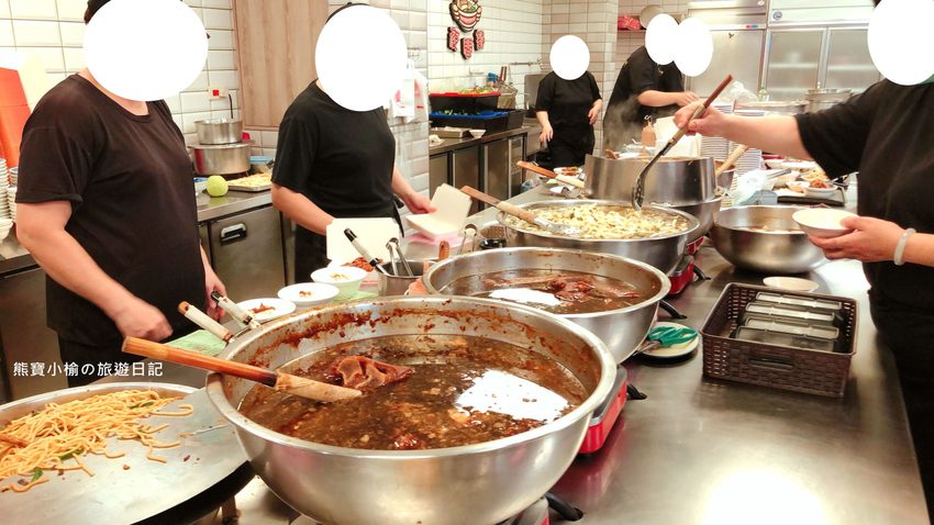 夜間部爌肉飯,台中西區精誠路晚餐宵夜必吃美食,價格平價選擇多,生意好到一位難求,內文附詳細菜單。 @熊寶小榆の旅遊日記