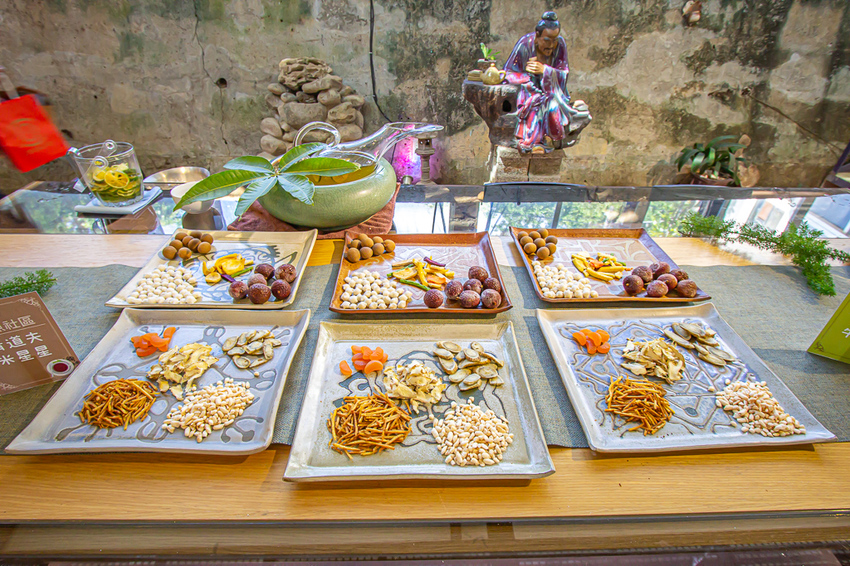 苗栗頭份,五星級製茶園-怡明茶園,來到這兒不僅品茶吃茶還賞茶~一舉數得很滿足。 - 微笑Joe幸運