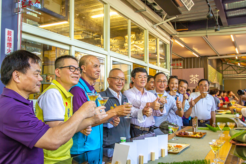 苗栗頭份,五星級製茶園-怡明茶園,來到這兒不僅品茶吃茶還賞茶~一舉數得很滿足。 - 微笑Joe幸運