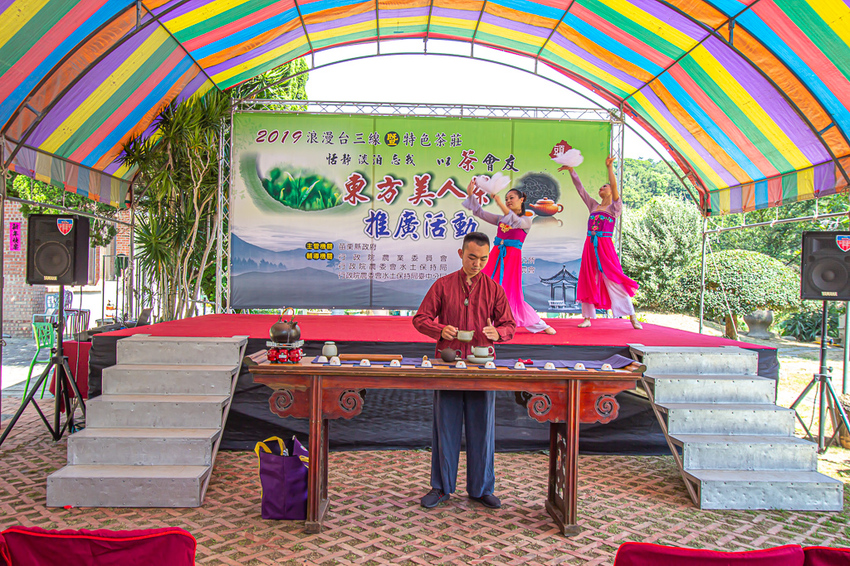 苗栗頭份,五星級製茶園-怡明茶園,來到這兒不僅品茶吃茶還賞茶~一舉數得很滿足。 - 微笑Joe幸運