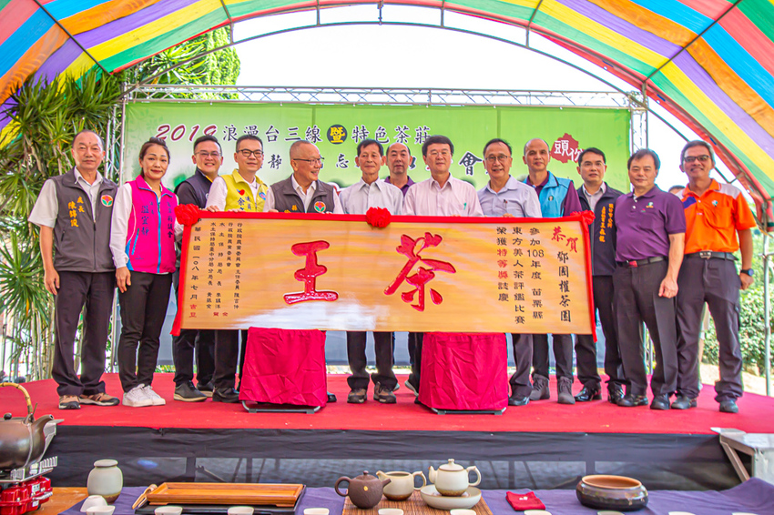 苗栗頭份,五星級製茶園-怡明茶園,來到這兒不僅品茶吃茶還賞茶~一舉數得很滿足。 - 微笑Joe幸運
