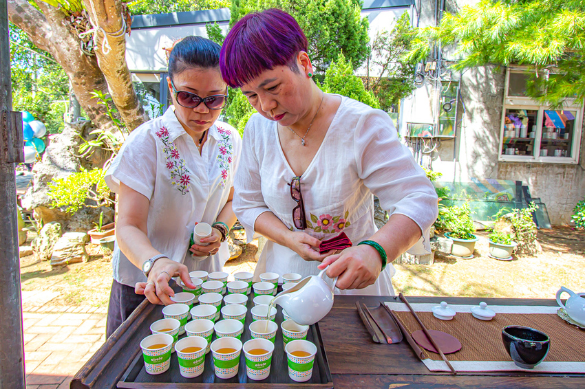 苗栗頭份,五星級製茶園-怡明茶園,來到這兒不僅品茶吃茶還賞茶~一舉數得很滿足。 - 微笑Joe幸運