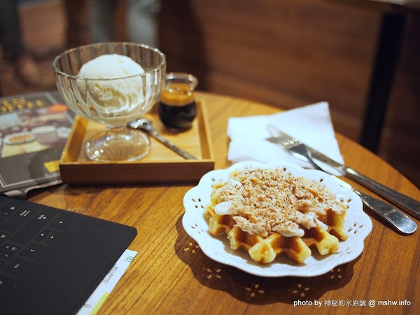 oven coffee(台中中港店)：【食記】台中西區-OVEN coffee烤香(台中中港店)@草悟道 : 咖啡還不錯,鬆餅需要再脆點