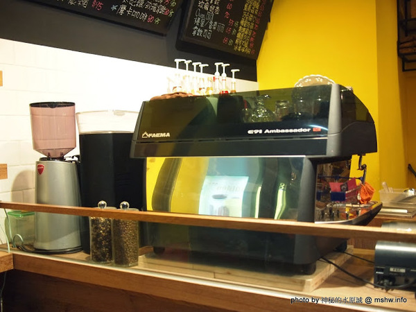 oven coffee(台中中港店)：【食記】台中西區-OVEN coffee烤香(台中中港店)@草悟道 : 咖啡還不錯,鬆餅需要再脆點