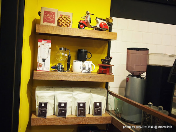 oven coffee(台中中港店)：【食記】台中西區-OVEN coffee烤香(台中中港店)@草悟道 : 咖啡還不錯,鬆餅需要再脆點