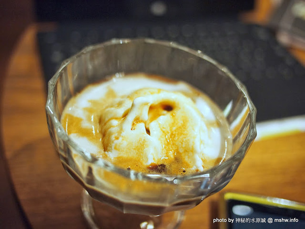 oven coffee(台中中港店)：【食記】台中西區-OVEN coffee烤香(台中中港店)@草悟道 : 咖啡還不錯,鬆餅需要再脆點