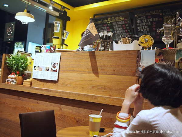 oven coffee(台中中港店)：【食記】台中西區-OVEN coffee烤香(台中中港店)@草悟道 : 咖啡還不錯,鬆餅需要再脆點