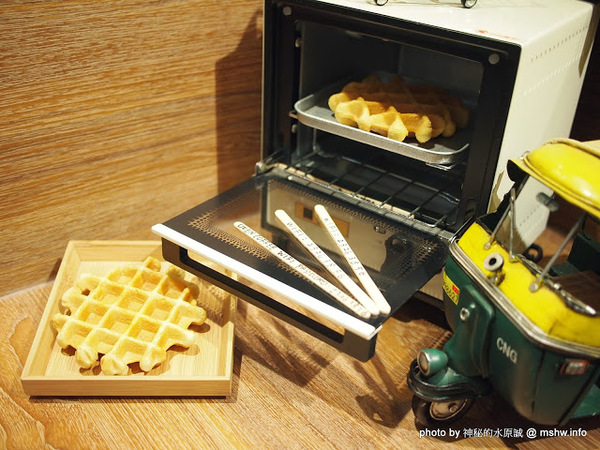 oven coffee(台中中港店)：【食記】台中西區-OVEN coffee烤香(台中中港店)@草悟道 : 咖啡還不錯,鬆餅需要再脆點