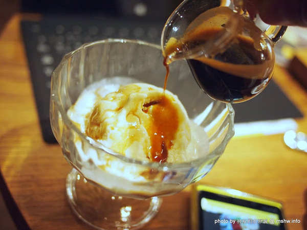 oven coffee(台中中港店)：【食記】台中西區-OVEN coffee烤香(台中中港店)@草悟道 : 咖啡還不錯,鬆餅需要再脆點