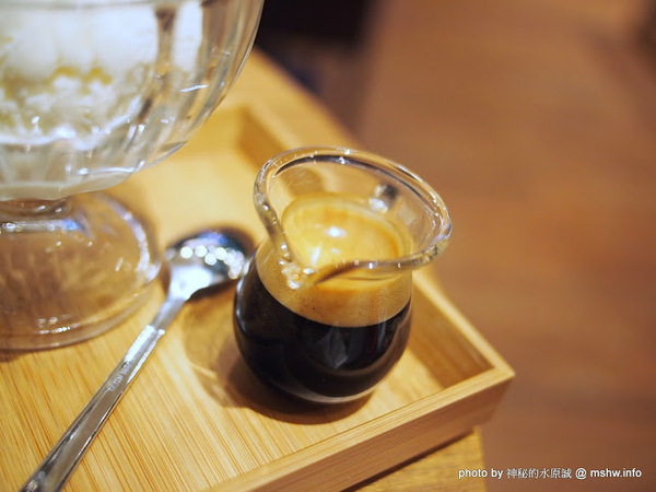 oven coffee(台中中港店)：【食記】台中西區-OVEN coffee烤香(台中中港店)@草悟道 : 咖啡還不錯,鬆餅需要再脆點