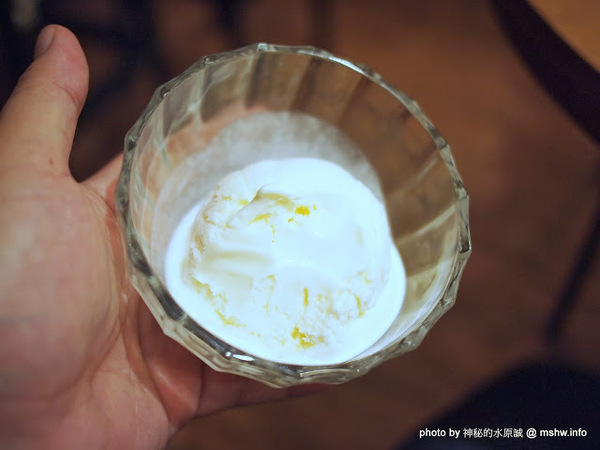 oven coffee(台中中港店)：【食記】台中西區-OVEN coffee烤香(台中中港店)@草悟道 : 咖啡還不錯,鬆餅需要再脆點