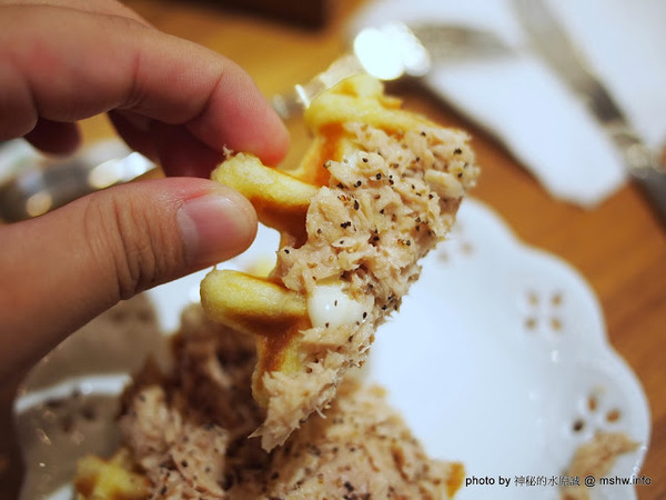 oven coffee(台中中港店)：【食記】台中西區-OVEN coffee烤香(台中中港店)@草悟道 : 咖啡還不錯,鬆餅需要再脆點