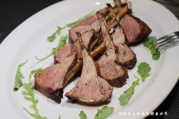 義大利米蘭手工窯烤披薩餐廳(台北中山店)：中秋節月餅披薩？！『義大利米蘭手工窯烤披薩』捷運松江南京站/窯烤牛排/羊排應有盡有