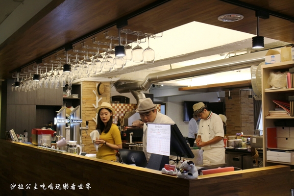 義大利米蘭手工窯烤披薩餐廳(台北中山店)：四平陽光商圈美食『義大利米蘭手工窯烤披薩餐廳(台北中山店)』必點冰披薩/肋排/牛.羊排/捷運松江南京站