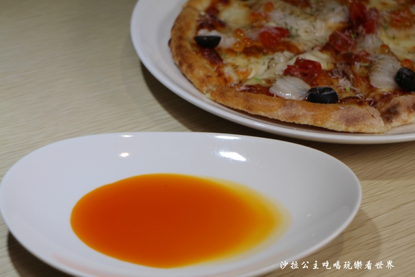 義大利米蘭手工窯烤披薩餐廳(台北中山店)：四平陽光商圈美食『義大利米蘭手工窯烤披薩餐廳(台北中山店)』必點冰披薩/肋排/牛.羊排/捷運松江南京站