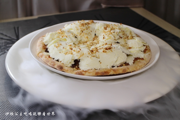 義大利米蘭手工窯烤披薩餐廳(台北中山店)：中秋節月餅披薩？！『義大利米蘭手工窯烤披薩』捷運松江南京站/窯烤牛排/羊排應有盡有