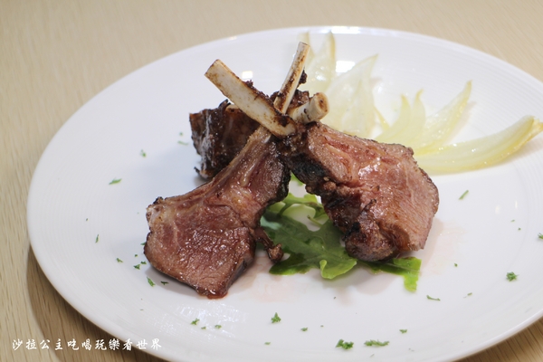 義大利米蘭手工窯烤披薩餐廳(台北中山店)：四平陽光商圈美食『義大利米蘭手工窯烤披薩餐廳(台北中山店)』必點冰披薩/肋排/牛.羊排/捷運松江南京站