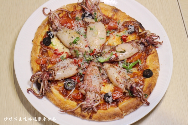 義大利米蘭手工窯烤披薩餐廳(台北中山店)：四平陽光商圈美食『義大利米蘭手工窯烤披薩餐廳(台北中山店)』必點冰披薩/肋排/牛.羊排/捷運松江南京站