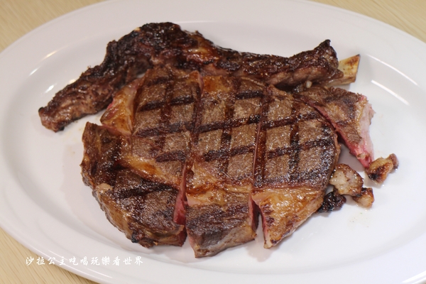 義大利米蘭手工窯烤披薩餐廳(台北中山店)：四平陽光商圈美食『義大利米蘭手工窯烤披薩餐廳(台北中山店)』必點冰披薩/肋排/牛.羊排/捷運松江南京站