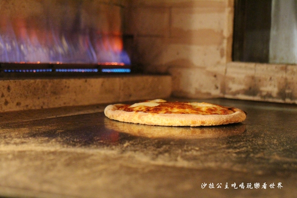 義大利米蘭手工窯烤披薩餐廳(台北中山店)：四平陽光商圈美食『義大利米蘭手工窯烤披薩餐廳(台北中山店)』必點冰披薩/肋排/牛.羊排/捷運松江南京站