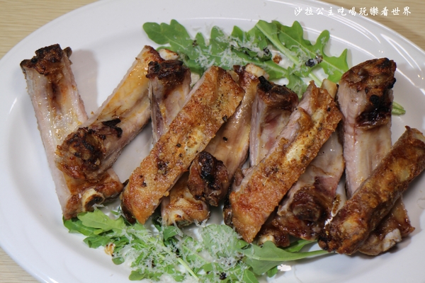 義大利米蘭手工窯烤披薩餐廳(台北中山店)：四平陽光商圈美食『義大利米蘭手工窯烤披薩餐廳(台北中山店)』必點冰披薩/肋排/牛.羊排/捷運松江南京站