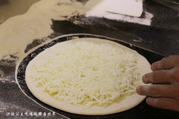 義大利米蘭手工窯烤披薩餐廳(台北中山店)：四平陽光商圈美食『義大利米蘭手工窯烤披薩餐廳(台北中山店)』必點冰披薩/肋排/牛.羊排/捷運松江南京站