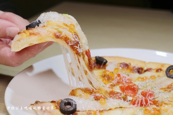 義大利米蘭手工窯烤披薩餐廳(台北中山店)：四平陽光商圈美食『義大利米蘭手工窯烤披薩餐廳(台北中山店)』必點冰披薩/肋排/牛.羊排/捷運松江南京站