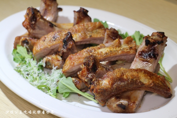 義大利米蘭手工窯烤披薩餐廳(台北中山店)：四平陽光商圈美食『義大利米蘭手工窯烤披薩餐廳(台北中山店)』必點冰披薩/肋排/牛.羊排/捷運松江南京站