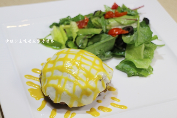 義大利米蘭手工窯烤披薩餐廳(台北中山店)：四平陽光商圈美食『義大利米蘭手工窯烤披薩餐廳(台北中山店)』必點冰披薩/肋排/牛.羊排/捷運松江南京站