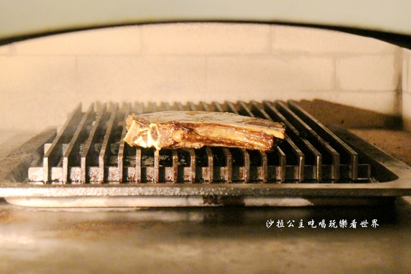 義大利米蘭手工窯烤披薩餐廳(台北中山店)：四平陽光商圈美食『義大利米蘭手工窯烤披薩餐廳(台北中山店)』必點冰披薩/肋排/牛.羊排/捷運松江南京站