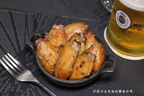 義大利米蘭手工窯烤披薩餐廳(台北中山店)：中秋節月餅披薩？！『義大利米蘭手工窯烤披薩』捷運松江南京站/窯烤牛排/羊排應有盡有