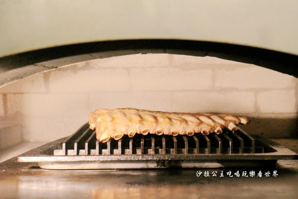 義大利米蘭手工窯烤披薩餐廳(台北中山店)：四平陽光商圈美食『義大利米蘭手工窯烤披薩餐廳(台北中山店)』必點冰披薩/肋排/牛.羊排/捷運松江南京站