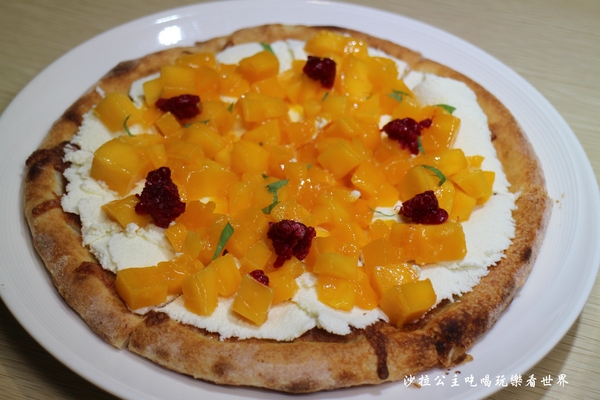 義大利米蘭手工窯烤披薩餐廳(台北中山店)：四平陽光商圈美食『義大利米蘭手工窯烤披薩餐廳(台北中山店)』必點冰披薩/肋排/牛.羊排/捷運松江南京站