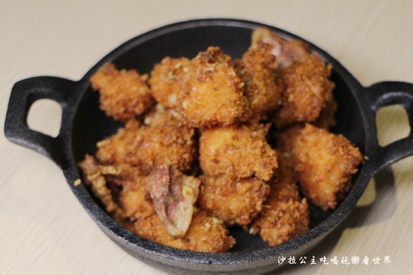 義大利米蘭手工窯烤披薩餐廳(台北中山店)：四平陽光商圈美食『義大利米蘭手工窯烤披薩餐廳(台北中山店)』必點冰披薩/肋排/牛.羊排/捷運松江南京站